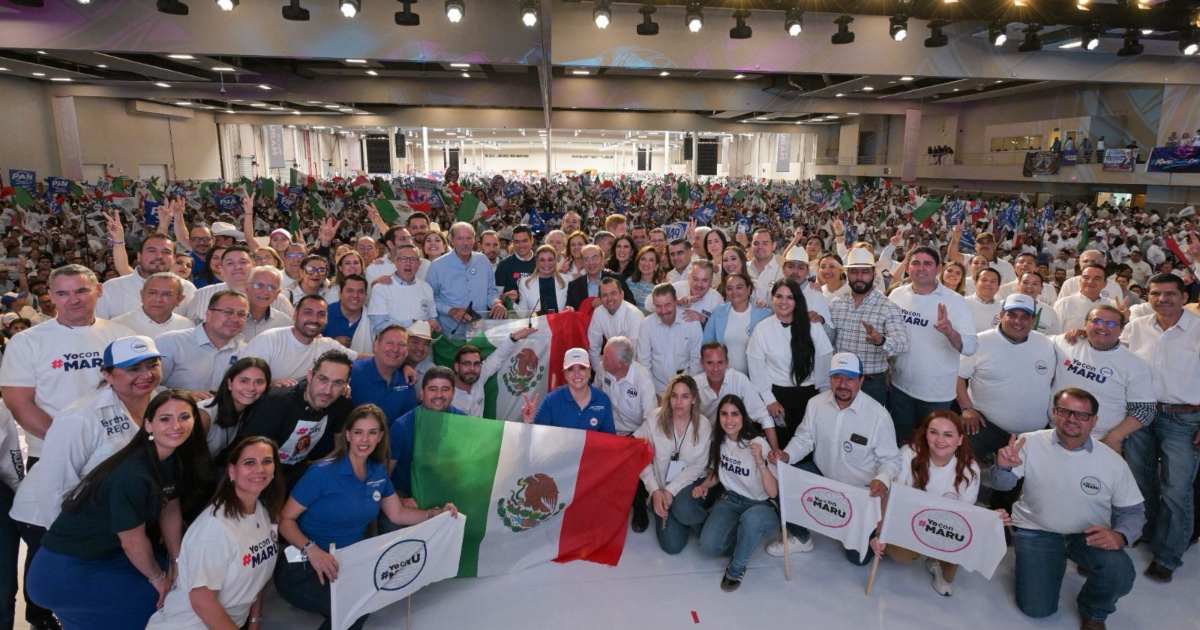 Maru Campos encabezó un acto político en Chihuahua acompañada por dirigentes nacionales y figuras históricas del PAN. Foto: PAN