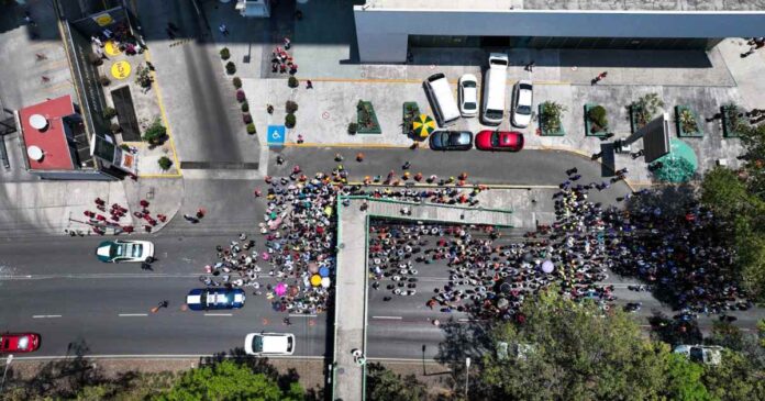Ciudadanos participan en el simulacro nacional de sismo 2026 tras la activación de la alerta sísmica en México. Foto: @SEMARNAT_mx en X
