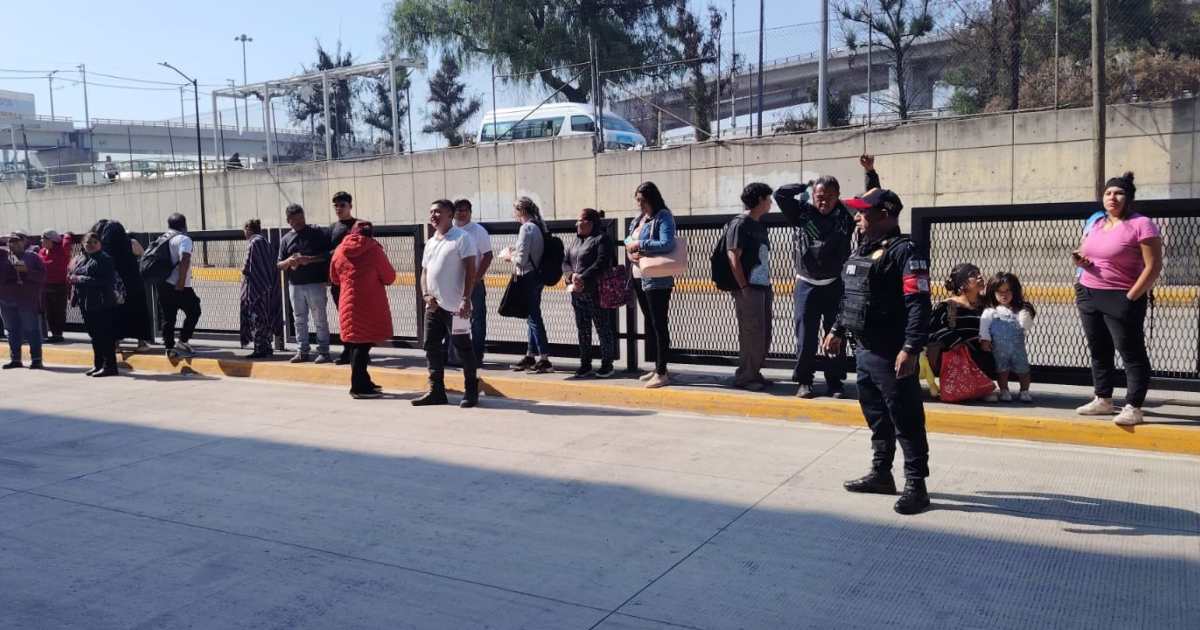 Personas evacúan edificios tras sismo de magnitud 5.6 percibido en la CDMX. Foto: SSC