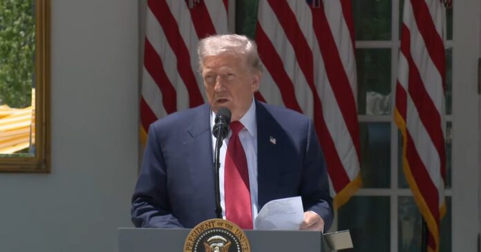 El presidente de Estados Unidos, Donald Trump, durante un acto en la Casa Blanca donde reiteró sus críticas sobre el narcotráfico en México. Foto: YouTube White House
