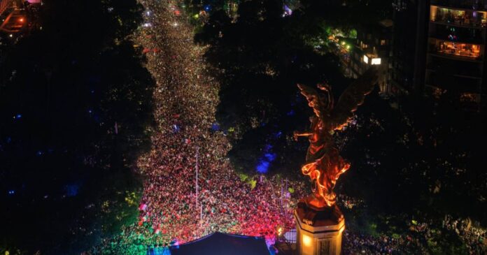 Miles de aficionados celebraron en Paseo de la Reforma el triunfo de México y su clasificación a dieciseisavos del Mundial 2026. Foto: @ClaraBrugadaM en X