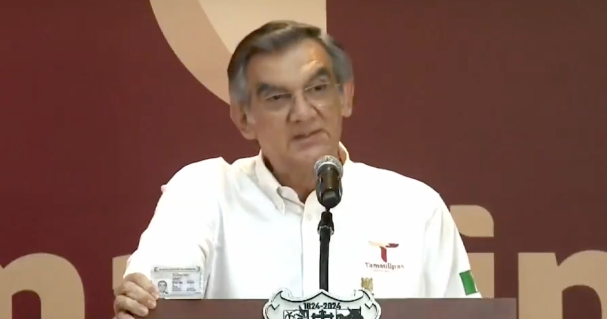 El gobernador de Tamaulipas, Américo Villarreal, mostró públicamente su visa estadounidense para rechazar versiones sobre una presunta revocación del documento. Foto: Tomada de X