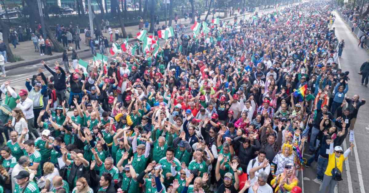 Miles de aficionados participaron en la ola humana más grande del mundo en Paseo de la Reforma previo al Mundial 2026. Foto: Gobierno CDMX