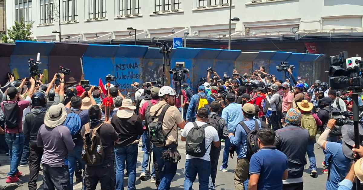 Integrantes de la CNTE protagonizaron enfrentamientos con policías en los accesos al Zócalo capitalino durante una protesta magisterial. Foto: @vialhermes en X