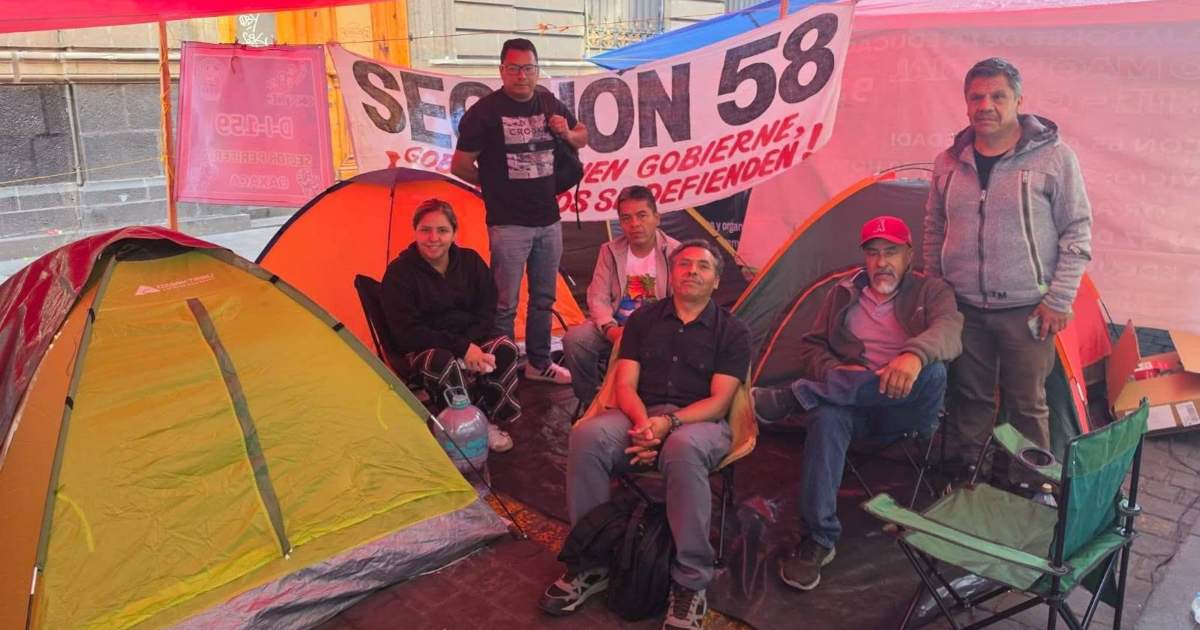 Integrantes de la CNTE mantienen el plantón en el centro de Ciudad de México mientras continúan las negociaciones con el Gobierno federal. Foto: CNTE