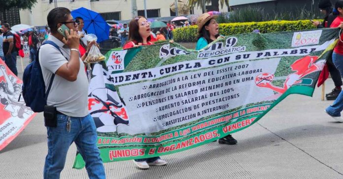 Maestros de la Sección 22 de Oaxaca votaron por mantener la huelga nacional mientras la CNTE analiza el futuro de sus movilizaciones. Foto: CNTE