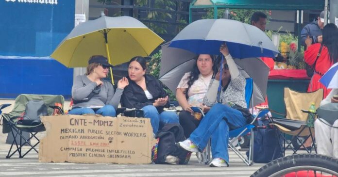 Integrantes de la CNTE acordaron liberar casetas de peaje y reforzar las movilizaciones en distintos estados del país. Foto: CNTE