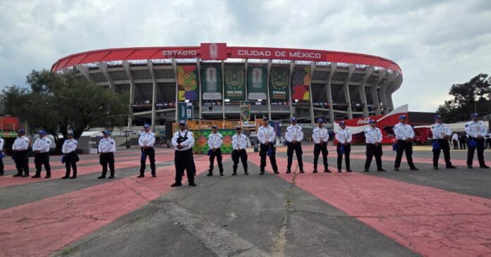 Elementos de la SSC impidieron el avance de la CNTE hacia el Estadio Ciudad de México mediante un amplio operativo de seguridad. Foto: SSC