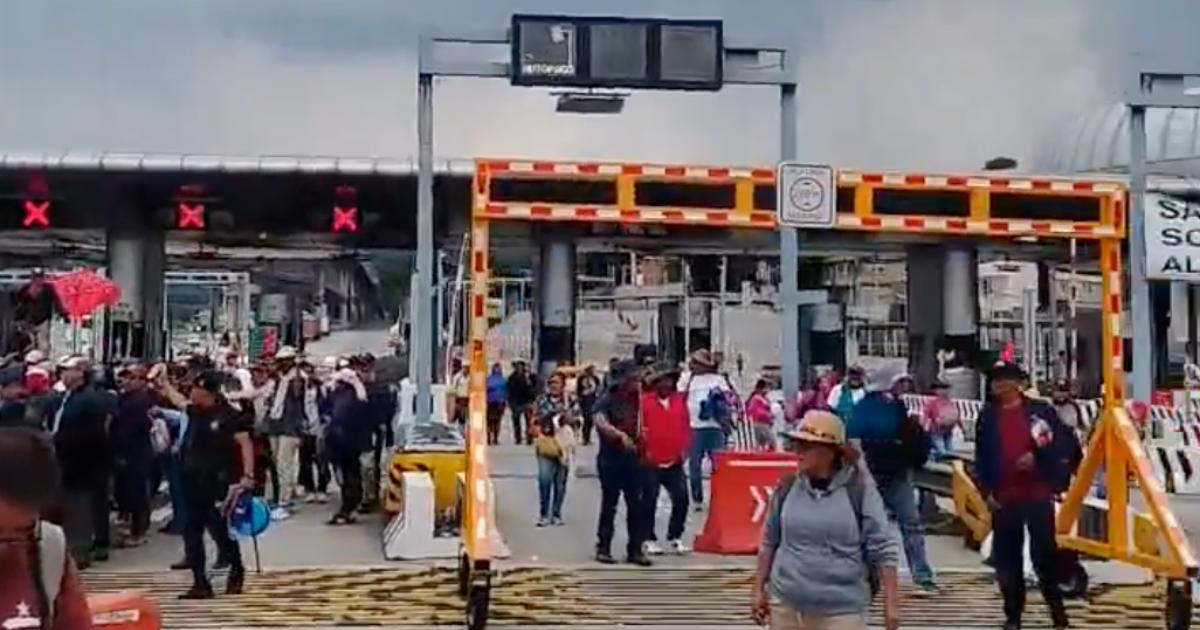Integrantes de la CNTE levantaron las plumas de diversas casetas para permitir el tránsito gratuito de automovilistas durante sus movilizaciones. Foto: Tomada de X