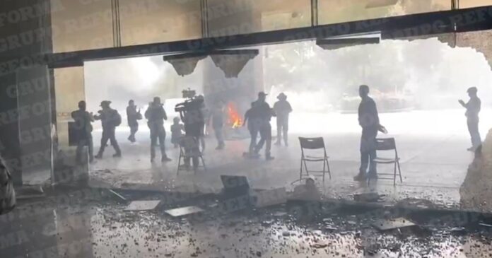 Manifestantes de la CNTE derribaron vallas y causaron daños en instalaciones de la Secretaría de Educación Pública en la Ciudad de México. Foto: Reforma