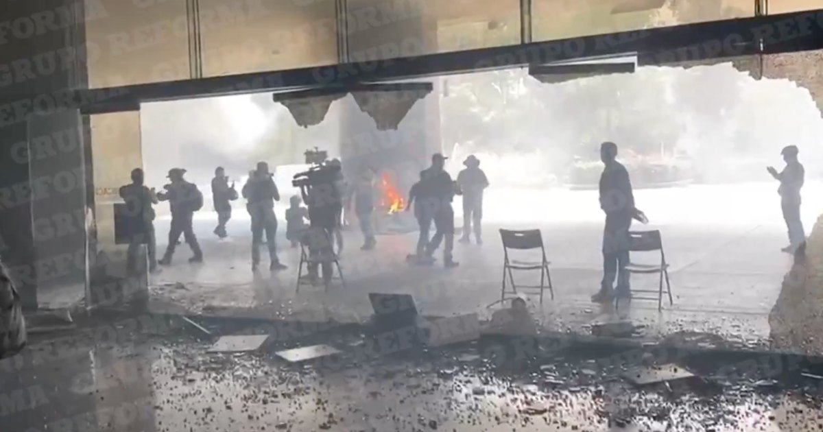 Manifestantes de la CNTE derribaron vallas y causaron daños en instalaciones de la Secretaría de Educación Pública en la Ciudad de México. Foto: Reforma