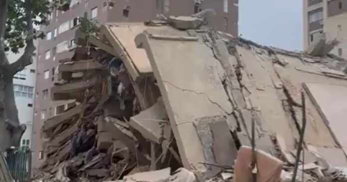 Equipos de emergencia atienden edificios colapsados tras los fuertes terremotos que sacudieron Venezuela la noche del miércoles. Foto: Tomada de X