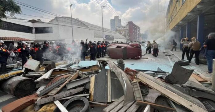Elementos de la Secretaría de Seguridad Ciudadana y manifestantes protagonizaron enfrentamientos en las inmediaciones del Estadio Azteca durante la inauguración del Mundial 2026. Foto: @Foro21