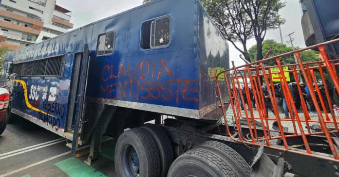 Un vehículo de la Policía en CDMX vigila una protesta en contra del gobierno de Sheinbaum en las inmediaciones del Estadio de CDMX previo al inicio del Mundial 2026. Foto: CNTE
