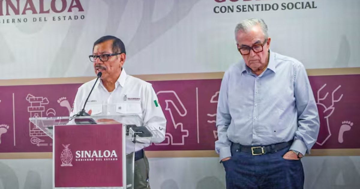 Gerardo Mérida Sánchez (der), exsecretario de Seguridad de Rubén Rocha Moya (der), enfrenta cargos por narcotráfico y armas en una corte federal de Nueva York. Foto: Gobierno de Sinaloa