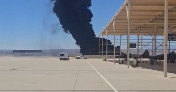 Equipos de emergencia trabajan en la Base Edwards tras el accidente de un bombardero B-52 que dejó ocho personas fallecidas. Foto: @BNONews en X