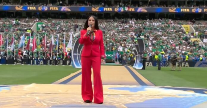 Salma Hayek dio la bienvenida oficial al Mundial 2026 durante la ceremonia inaugural celebrada en el Estadio CDMX. Foto: Tomada de X