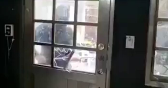 El momento previo al secuestro de la periodista Roxana Guzmán fue captado por una cámara dentro de una vivienda en Veracruz. Foto: Tomado de X