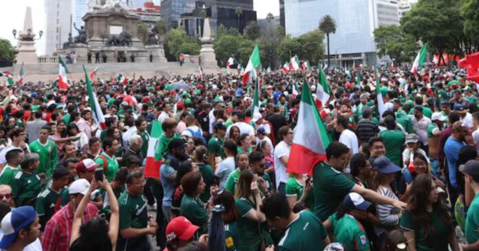 Miles de personas celebran en el Ángel de la Independencia por el triunfo de México en el partido de inauguración del Mundial 2026. Foto: Tomada de X
