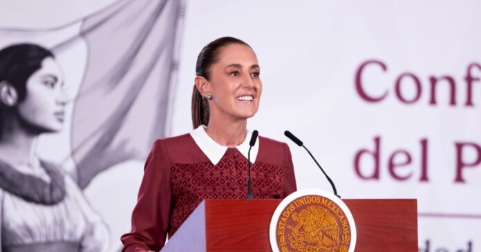 Claudia Sheinbaum pidió al embajador Ronald Johnson mantener su labor en el ámbito bilateral y respetar la soberanía mexicana. Foto: Gobierno de México