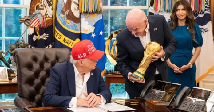 Donald Trump y Gianni Infantino juntos en la Casa Blanca. Foto: White House/Archivo