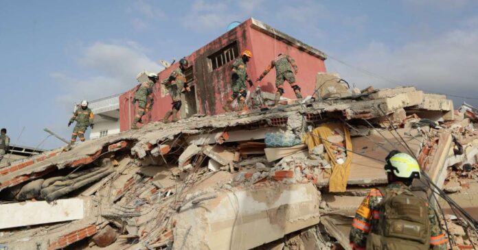 Equipos de rescate nacionales e internacionales trabajan entre los escombros en La Guaira tras los devastadores terremotos. Foto: Defensa