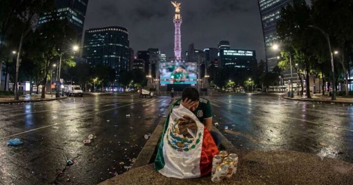 Aficionados abandonaron el Ángel de la Independencia tras la eliminación de México frente a Inglaterra en el Mundial 2026. Foto: Google Gemini IA