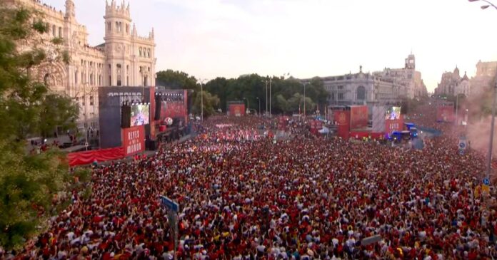 Miles de aficionados acompañaron a la selección española durante el desfile de celebración por el título del Mundial 2026 en Madrid. Foto: TVE YouTube