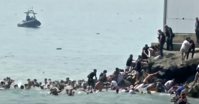 Militares y agentes de la Guardia Civil reforzaron la seguridad en Ceuta tras la llegada masiva de migrantes desde Marruecos. Foto: Tomada de X