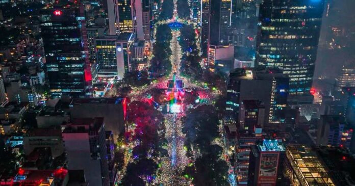 Peritos de la Fiscalía capitalina realizaron diligencias en la zona donde ocurrió la estampida durante los festejos por la victoria de México. Foto: @Indie5051 en X