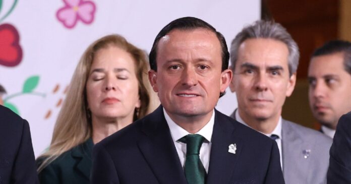El Comisionado Presidente de la Federación Mexicana de Futbol (FMF), Mikel Arriola (der), en una Mañanera del Pueblo. Foto: @FMF en X/Archivo