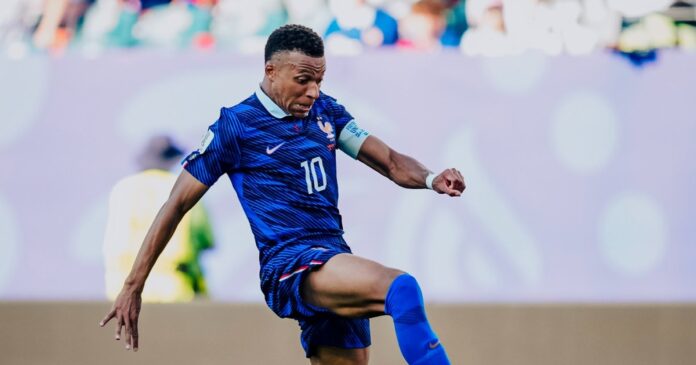 Kylian Mbappé marcó de penal el gol con el que Francia eliminó a Paraguay y avanzó a los cuartos de final del Mundial. Foto: @equipedefrance en X