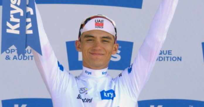 Isaac del Toro conservó el tercer lugar de la clasificación general y el maillot blanco tras la etapa 16 del Tour de Francia. Foto: Tomada de X