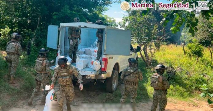Elementos de la Marina localizaron 834 kilos de cocaína dentro de una camioneta abandonada en Tonalá, Chiapas. Foto: Gabinete de Seguridad