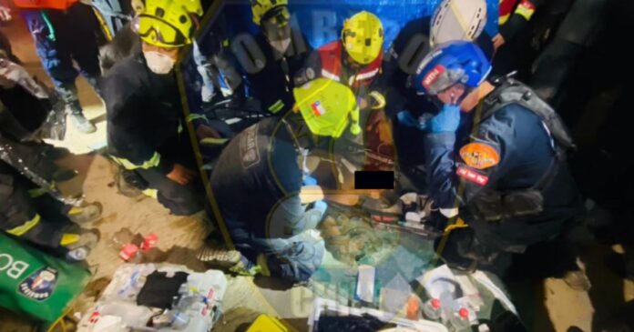 Socorristas de siete países rescataron con vida a Hernán Gil, ocho días después de los devastadores terremotos en Venezuela. Foto: Bomberos Chile
