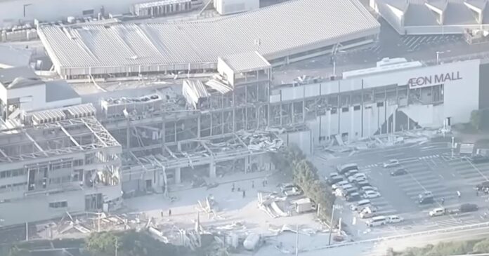 Equipos de emergencia realizan labores de rescate tras el terremoto de magnitud 7.1 que sacudió la prefectura de Kumamoto, Japón. Foto: Tomada de X