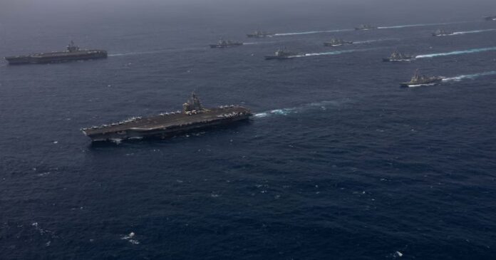 Buques de guerra y aeronaves de la Armada de los Estados Unidos transitan por el Mar Arábigo. Foto: Comando Central de EE.UU.