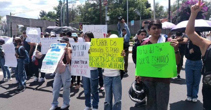 Aspirantes seleccionados para ingresar a la UNAM protestaron contra el examen de control y bloquearon Insurgentes Sur. Foto: X @HalconOnce