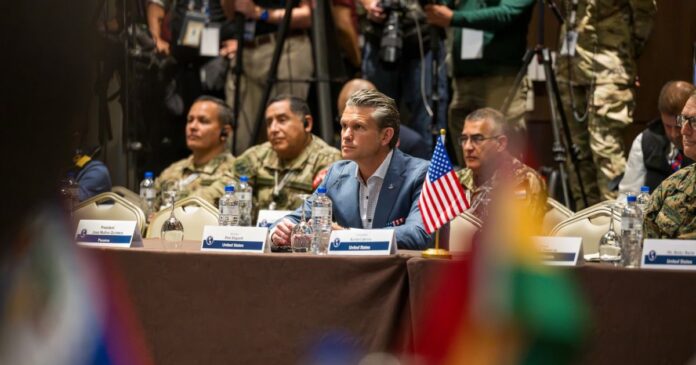 El secretario de Guerra de EE.UU., Pete Hegseth, afirmó que Estados Unidos busca extender a tierra las operaciones contra organizaciones del narcotráfico en América Latina. Foto: X @SecWar