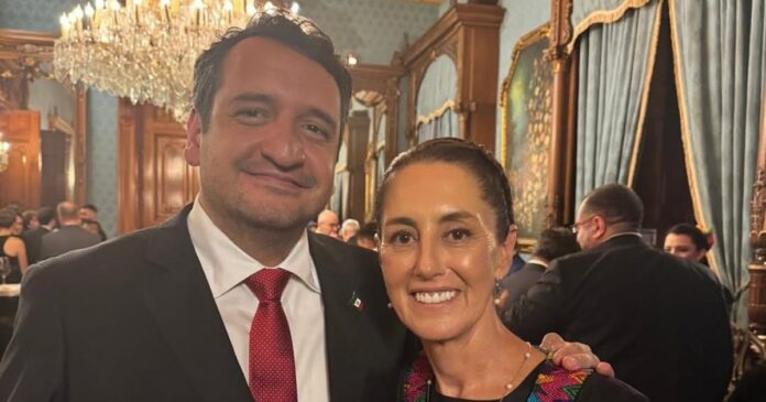 Andrés Manuel López Beltrán, hijo del expresidente Andrés Manuel López Obrador, con la presidenta Claudia Sheinbaum en un evento en Palacio Nacional. Foto: Instagram andresmanuellopezbeltran_