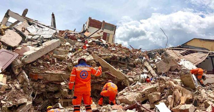 Equipos de rescate trabajan en edificios colapsados tras el terremoto de magnitud 7.4 en Colombia. Foto: Facebook DefensaCivilCoOficial