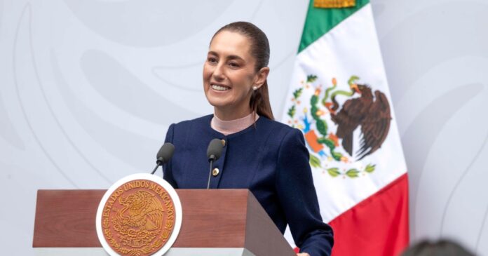 La presidenta Claudia Sheinbaum informó que amaneció con una gripa fuerte, tos y fiebre, por lo que sus médicos le recomendaron reposo. Foto: Gobierno de México