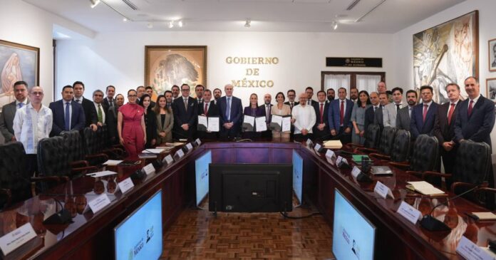 La presidenta Claudia Sheinbaum y gasolineros sostuvieron una reunión en Palacio Nacional hoy lunes 31 de agosto de 2026. Foto: Gobierno de México