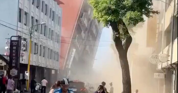 Un terremoto de magnitud 7.7 sacudió la región de Flores, Indonesia, donde autoridades emitieron una alerta de tsunami. Foto: X @Joshtve_