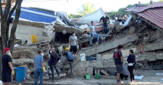 Socorristas y voluntarios mantienen las labores de búsqueda entre edificios colapsados tras el terremoto que devastó el oeste de Colombia. Foto: Tomada de X