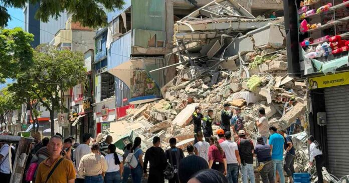 Equipos de emergencia trabajan entre edificios colapsados tras el terremoto de magnitud 7.4 que sacudió el noroeste de Colombia. Foto:X @ELTIEMPO
