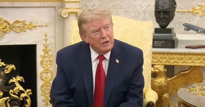 El presidente de Estados Unidos, Donald Trump, en un evento hoy lunes 17 de agosto de 2026 en el Salón Oval de la Casa Blanca. Foto: YouTube The White House
