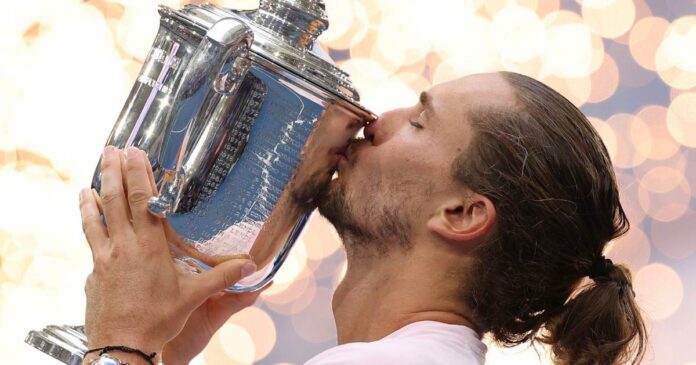 Alexander Zverev celebra su triunfo sobre Ben Shelton y levanta por primera vez el trofeo del US Open. Foto: X @usopen
