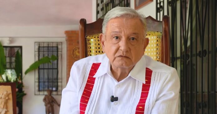 Andrés Manuel López Obrador reapareció en redes sociales para presentar su libro ‘Pueblo’ y anunciar una próxima obra dirigida a Estados Unidos. Foto: AMLO YouTube