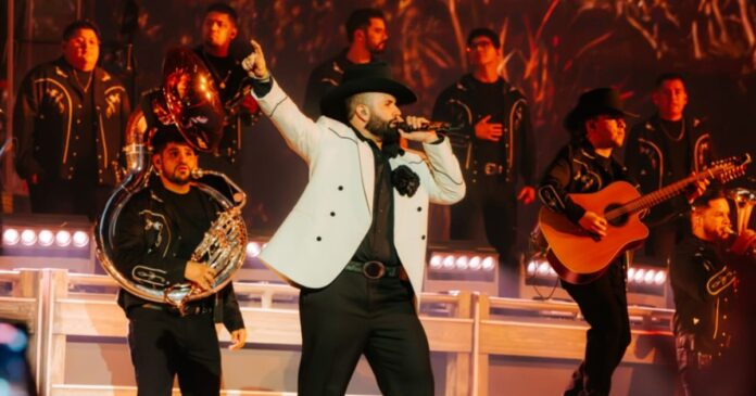 Carín León explicó que fallas mecánicas en dos aviones impidieron su llegada a tiempo para el concierto programado en Sphere, Las Vegas. Foto: Instagram Carín León